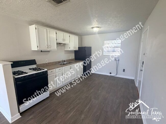 977 Center St in Bridge City, TX - Building Photo - Building Photo