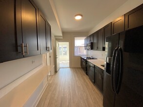 1053 W Columbia Ave in Chicago, IL - Building Photo - Building Photo