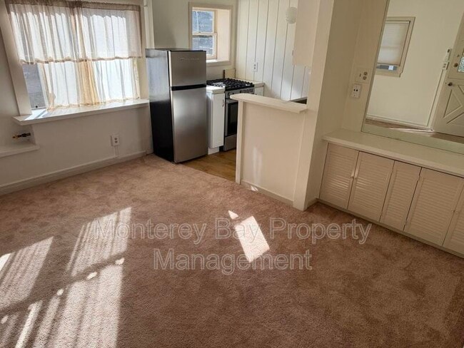 332 Central Ave in Pacific Grove, CA - Building Photo - Building Photo