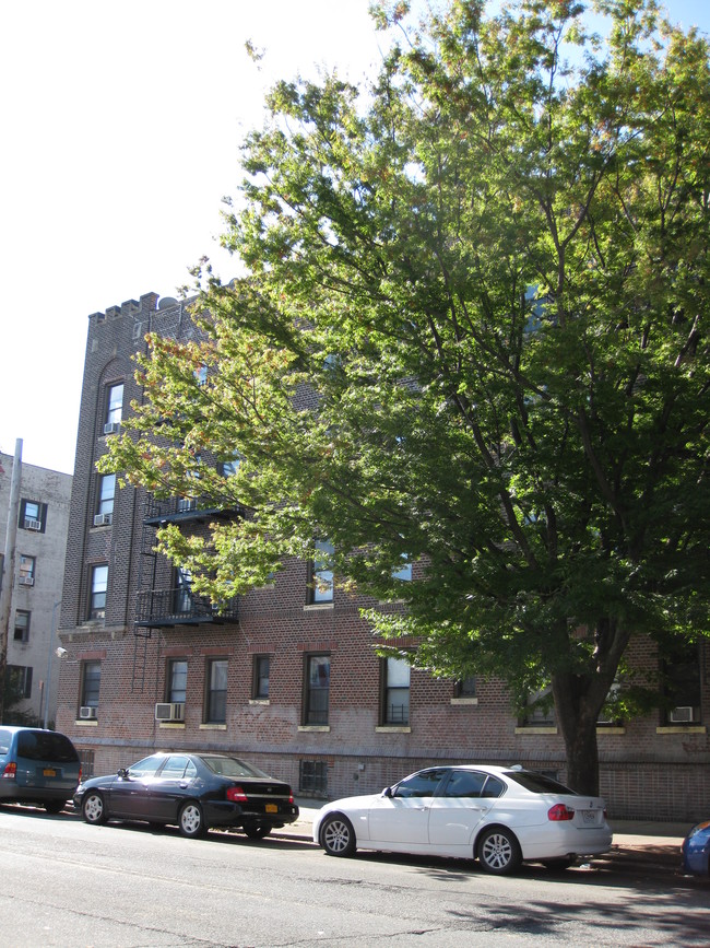 2106 33rd St in Long Island City, NY - Foto de edificio - Building Photo