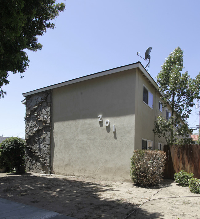 201 N Montague Ave in Fullerton, CA - Building Photo - Building Photo