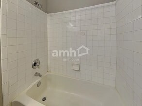 3 Rochelle Ct in Lake In The Hills, IL - Building Photo - Building Photo