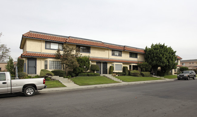 405-409 W Mountain View Ave in La Habra, CA - Foto de edificio - Building Photo