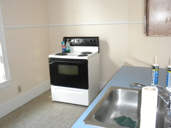 68 Pine St, Unit 1 in Lewiston, ME - Building Photo - Building Photo