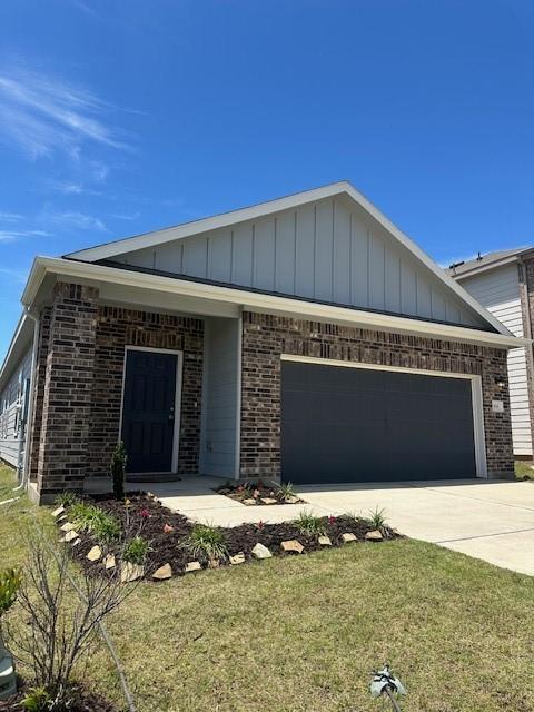 614 Edge Lake Ct in Montgomery, TX - Building Photo