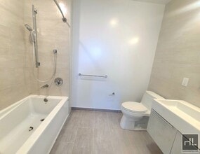 NORTHERN BOULEVARD, Unit 7W in Queens, NY - Foto de edificio - Building Photo