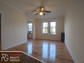 4831 N Damen Ave, Unit 215 in Chicago, IL - Building Photo