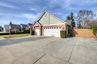 139 Athens Ave in Clovis, CA - Building Photo - Building Photo