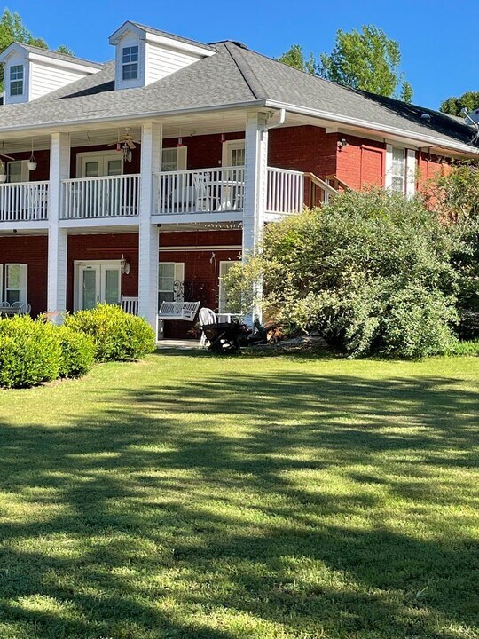 174 Schools Dr in Camden, TN - Building Photo
