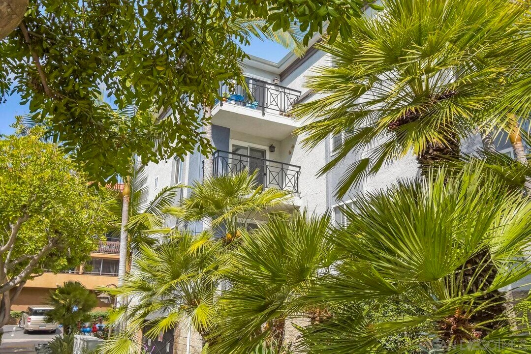 1756 Essex St in San Diego, CA - Building Photo