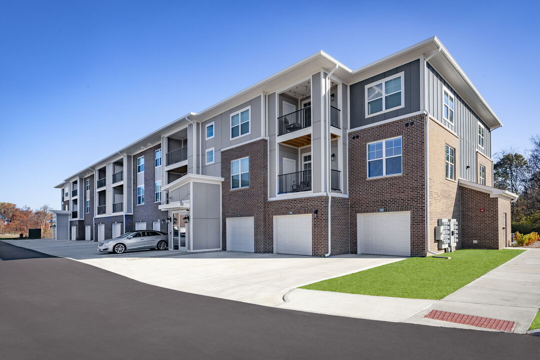 Flats At Stones Crossing in Greenwood, IN - Foto de edificio