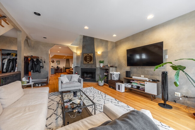 1220 W Augusta Blvd, Unit 2 in Chicago, IL - Building Photo - Building Photo