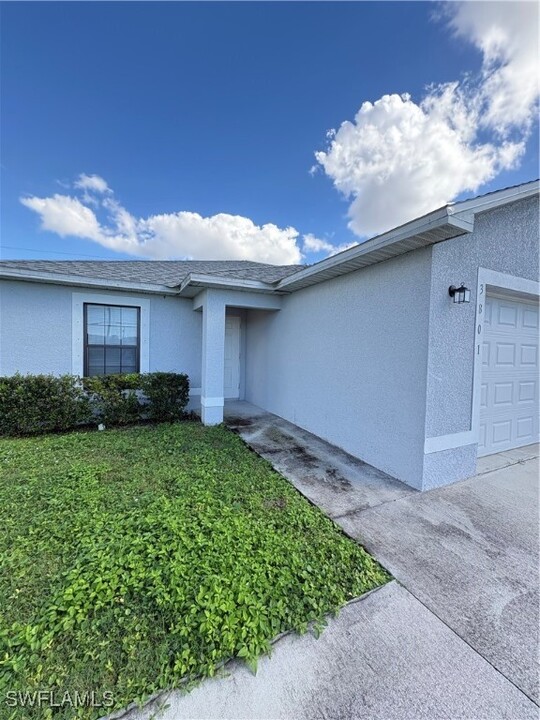 3801 Chiquita Blvd S in Cape Coral, FL - Building Photo