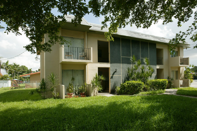 1370 SW 67th Ave in Miami, FL - Foto de edificio - Building Photo