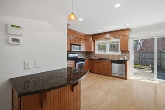 1155 Dickinson St in Springfield, MA - Building Photo - Building Photo