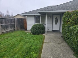 1690-1692 Nunnwood Ln in Grants Pass, OR - Building Photo