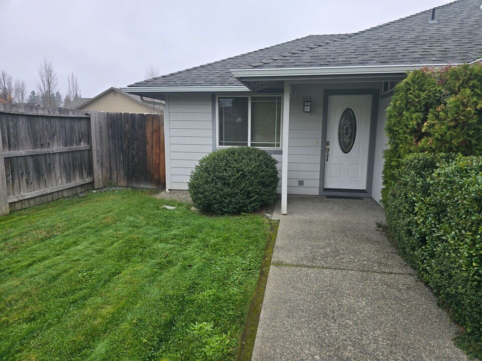 1690-1692 Nunnwood Ln in Grants Pass, OR - Building Photo