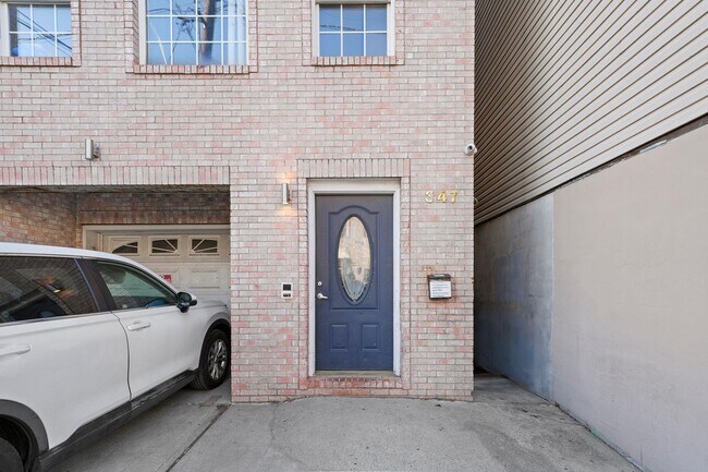 347 Palisade Ave in Jersey City, NJ - Building Photo - Building Photo