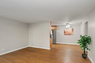 1303 Yarmouth Ct in Schaumburg, IL - Building Photo - Building Photo