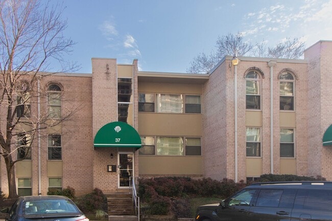 37 Canterbury Square in Alexandria, VA - Foto de edificio - Building Photo