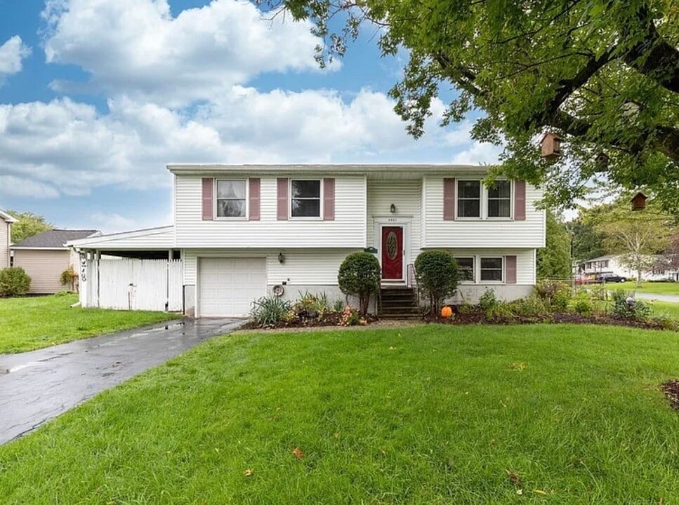 8357 Redwing Dr in Liverpool, NY - Foto de edificio