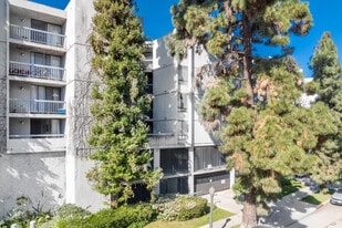 655 Kelton Ave in Los Angeles, CA - Building Photo