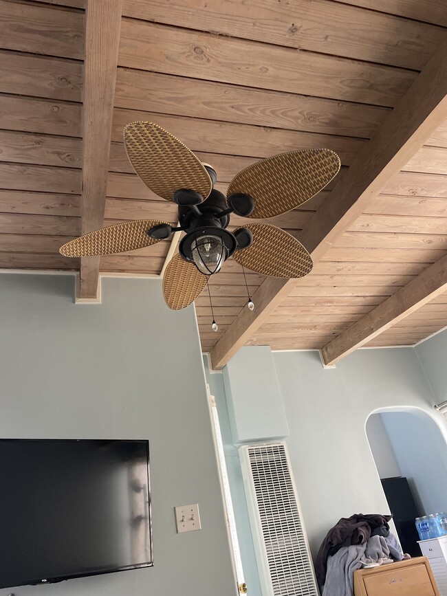 338 Eucalyptus Ave, Unit B in Avalon, CA - Building Photo - Building Photo