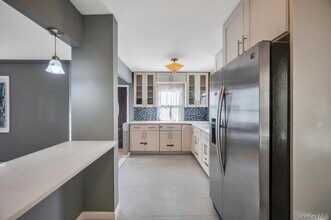 627 10th Ave in New Hyde Park, NY - Building Photo - Building Photo