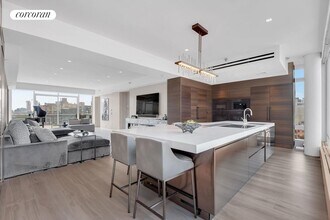 246 W 17th St in New York, NY - Building Photo - Building Photo