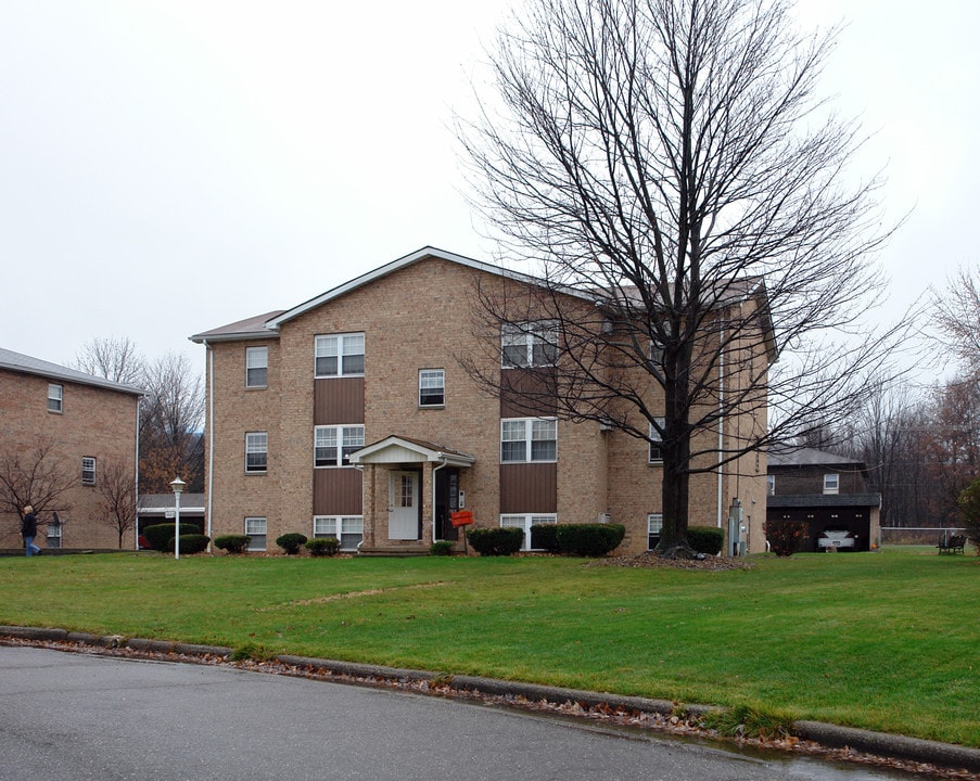 1989 Wolosyn Cir in Youngstown, OH - Building Photo