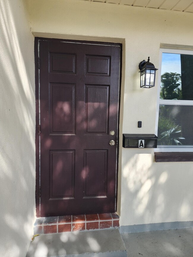 558 Clearwater Largo Rd N, Unit A in Largo, FL - Building Photo - Building Photo