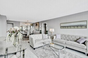3701 N Country Club Dr in Aventura, FL - Building Photo