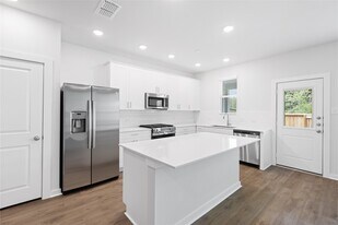 8115 Danson Ln in Pearland, TX - Building Photo