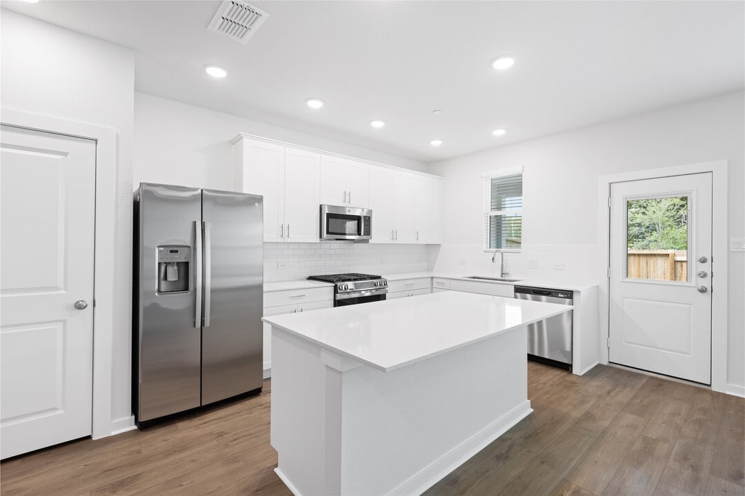 8115 Danson Ln in Pearland, TX - Building Photo