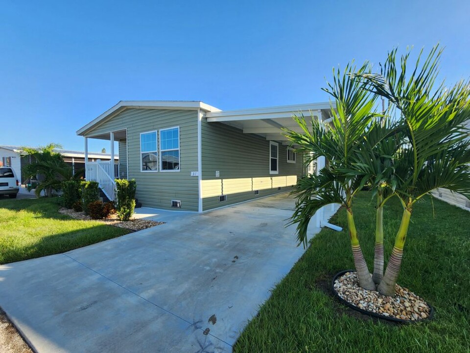 31 Eland Dr in North Fort Myers, FL - Foto de edificio