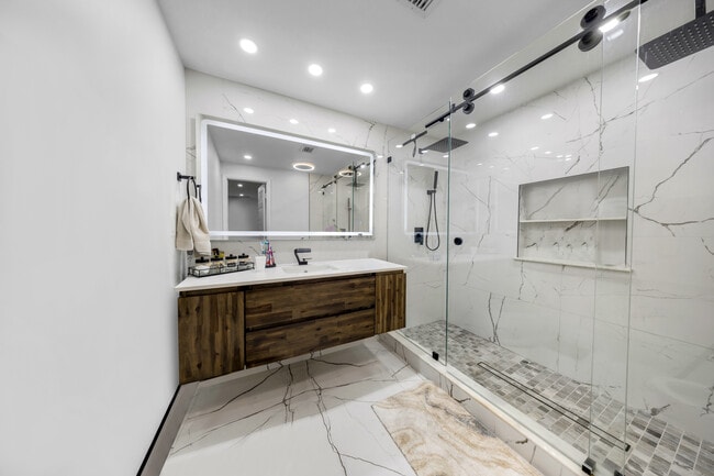 490 W 33rd Pl in Hialeah, FL - Building Photo - Building Photo