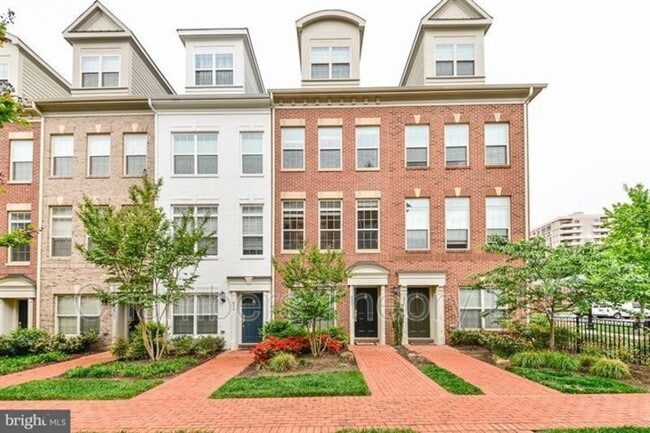 402 N Thomas St in Arlington, VA - Foto de edificio - Building Photo