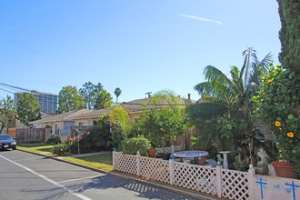 1933 Wallace Ave in Costa Mesa, CA - Foto de edificio - Building Photo