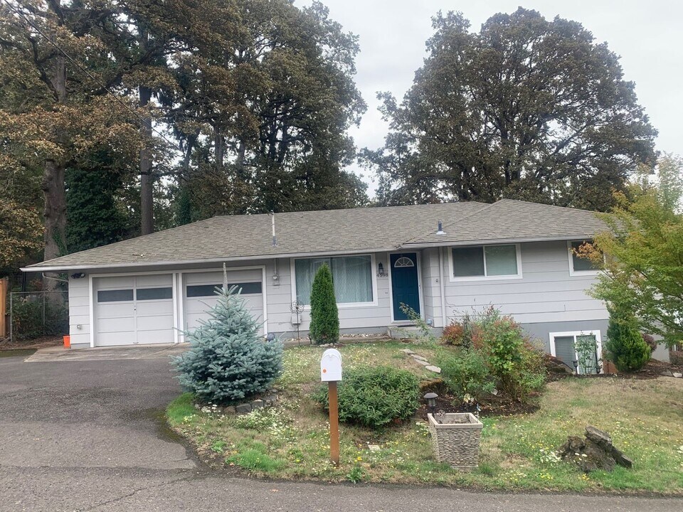 4598 SE Whipple Ave in Milwaukie, OR - Building Photo