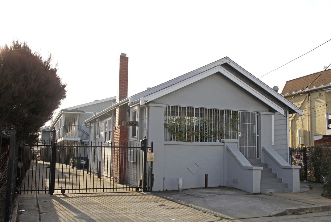 3670 39th Ave in Oakland, CA - Building Photo