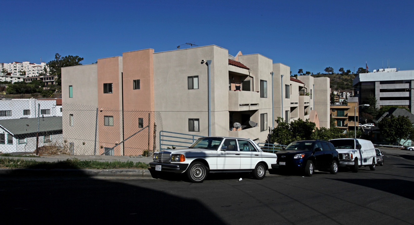 877 N Bunker Hill Ave in Los Angeles, CA - Building Photo