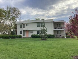 6204 W Kimberly Rd, Unit 6204 B in Davenport, IA - Building Photo