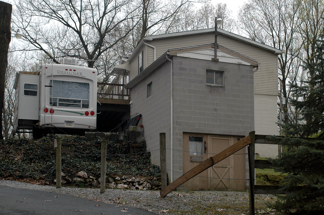 313 Wolfrock Rd in Paradise, PA - Building Photo