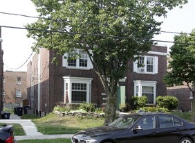 19 Claxton Blvd in Toronto, ON - Building Photo