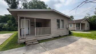 8606 Prairie View Dr in Houston, TX - Building Photo