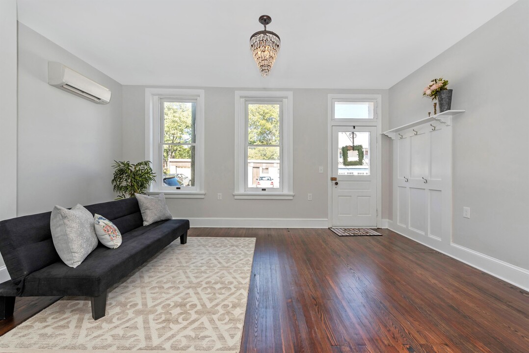 6 W 4th St in Frederick, MD - Building Photo