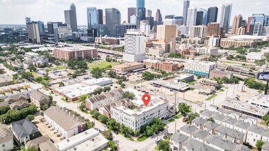 2216 Chenevert St in Houston, TX - Building Photo - Building Photo