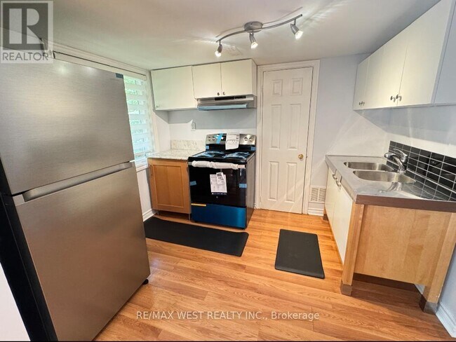 43 Chiswick Crescent in Aurora, ON - Building Photo - Building Photo