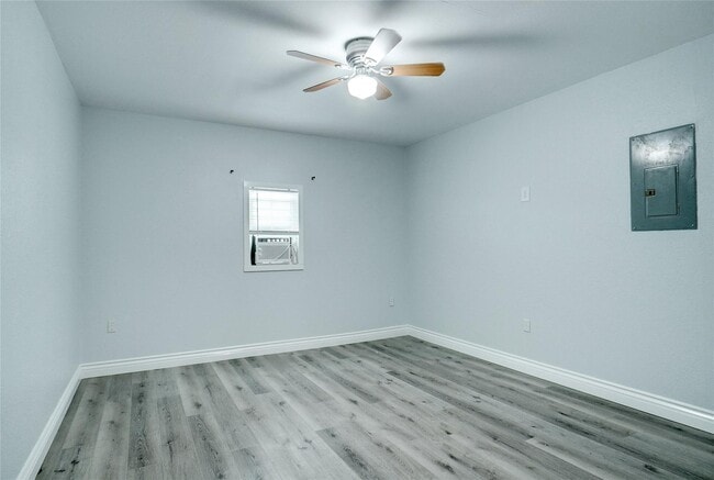 1410 W Torrey St in Granbury, TX - Building Photo - Building Photo
