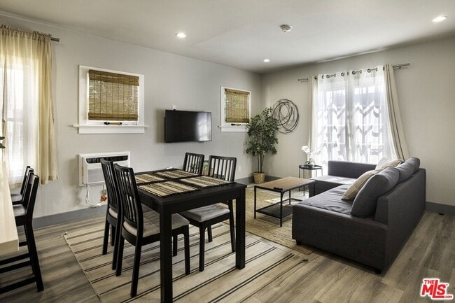 1559 1/2 S Harvard Boulevard Unit in Los Angeles, CA - Foto de edificio - Building Photo